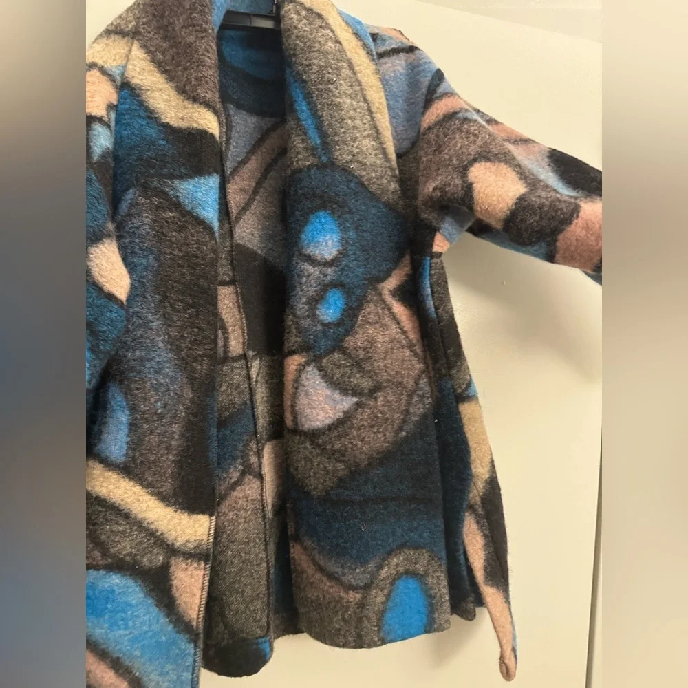 Abstract Patterned Coat - Picture 2 of 7